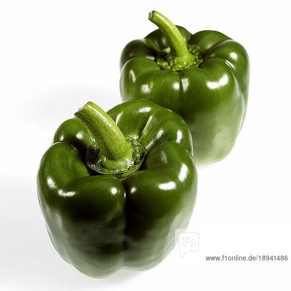 Süße grüne Paprika (Capsicum) annuum  Gemüse gegen weißen Hintergrund
