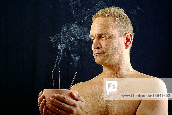 Mann mit Räucherstäbchen  Räucherstäbchen  Geruch  riechen  Aroma  Aromatherapie  Räucherschale