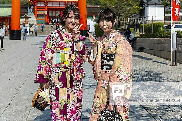 Kyoto Japan. Fushimi Inari Taisha-Schrein. Zwei Frauen in traditioneller Kimono-Kleidung