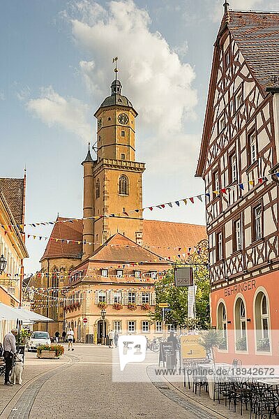 VOLKACH  DEUTSCHLAND 20. August: Touristen in der historischen Altstadt von Volkach  Deutschland  am 20. August 2017. Volkach ist berühmt für sein jährliches Weinfest  Europa