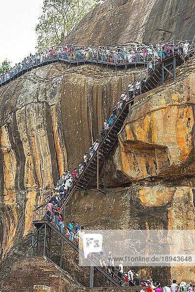 Fußgänger auf der Kletterstrecke  die vom Löwentor zu den Ruinen des Palastes und der Felsenfestung von Sigiriya führt