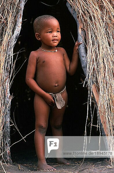 Bushman child  San  Buschmänner  Bushmen  Kalahari  Namibia  Buschmannkind im Hütteneingang  Afrika