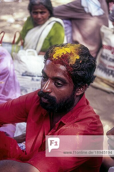 Junger Mann entspannt sich nach einem religiösen Ritual beim Bharani Fest in Kodungallur  Kerala  Indien  Asien