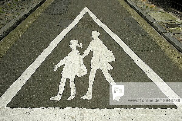 Verkehrszeichen 'Fussgaenger' auf Straße  Gent  Belgien  Europa