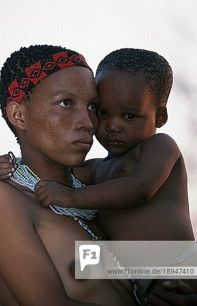 Bushman woman with child  africa  San  Buschmänner  Bushmen  Menschen  people  Kalahari  Namibia  Buschmann-Frau mit Kind  Afrika