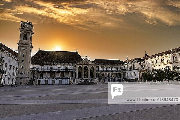 Historisches Gebäude der Universität Coimbra  Platz mit Palast und Glockenturm  UNESCO-Weltkulturerbe  Sonnenuntergang  Coimbra  Region Centro  Portugal  Europa