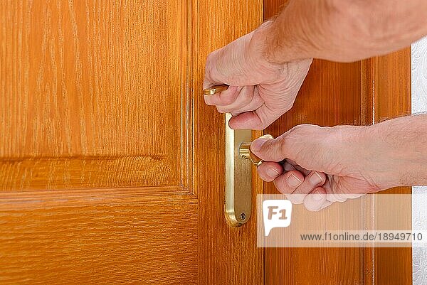 Öffnen oder Schließen eines Sicherheitsschlosses an einer Holztür