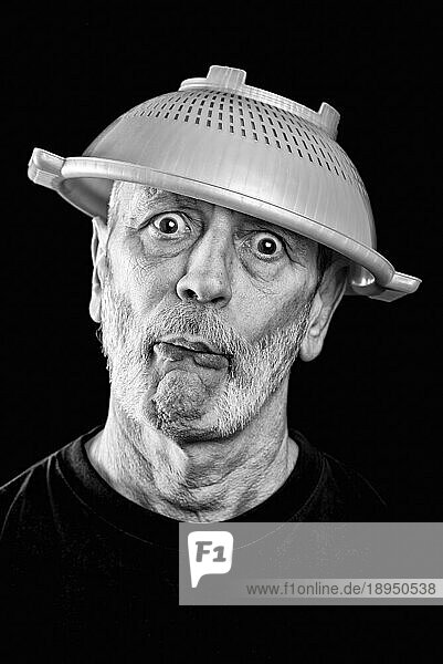 Dramatisches Schwarz Weiß Porträt eines verrückten Mannes mit einem Plastiksieb auf dem Kopf