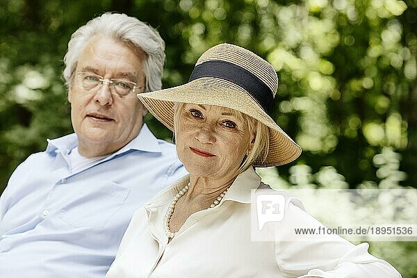 Sommerlich gekleidete  ältere Frau zusammen mit ihrem grauhaarigen Mann im Park  Portrait  Köln  Nordrhein-Westfalen  Deutschland  Europa