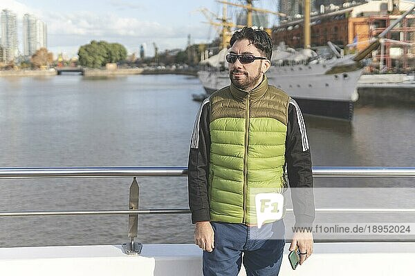 Glücklicher Tourist  der vor einem Boot in Puerto Madero  Buenos Aires  Argentinien  posiert  Südamerika