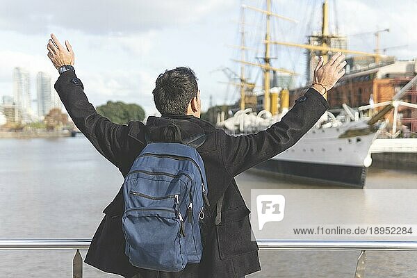 Rückansicht eines Touristen  der vor einem Boot in Puerto Madero  Buenos Aires  Argentinien  posiert  Südamerika
