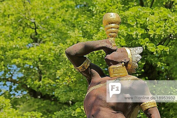 Mohrenbrunnen  Afrikaner  trinken  golden  Becher  Arm  hoch  Skulptur  Figur  Detail  Marktplatz  Thüringen  Eisenberg  Deutschland  Europa