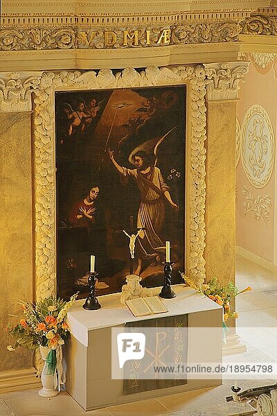 Innenansicht mit Altar und Gemälde von barocken St. Trinitatis Kirche  Schlosskirche  Sankt  Verzierungen  prunkvoll  Kunsthandwerk  Eisenberg  Thüringen  Deutschland  Europa