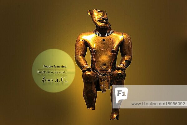 Republik Kolumbien  Bogota  Ausstellungsstücke im Goldmuseum  Mann  maennliche Darstellung  Museo de Oro  Kolumbien  Südamerika