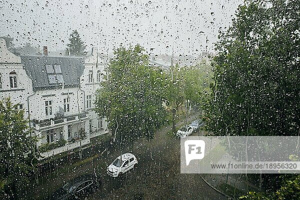 Regentropfen hängen an einer Fensterscheibe während eines Gewitters in Berlin Reinickendorf. Berlin  27.06.2023.  Berlin  Deutschland  Europa
