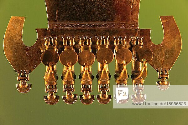Republik Kolumbien  Bogota  Ausstellungsstücke im Goldmuseum  Museo de Oro  Symbole  Bedeutung  nach alten Mythen  brachte eine Reihe von schwarzen Voegeln alten Schamanen in ihren Schnaebeln Licht auf die Erde  zu dieser Zeit bekamen die ersten Clans ihr Land  Kolumbien  Südamerika