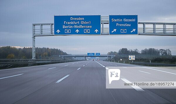 Blick auf die leere Autobahn A 10 am Dreieck Barnim (fotografiert mit einer langen Belichtungszeit) . Schwanebeck  14.11.2020  Schwanebeck  Deutschland  Symbolfoto  Europa