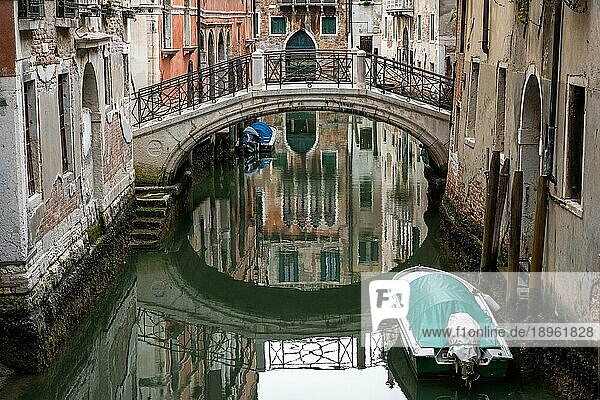 Beschauliche Szene in einem der kleinen Kanäle in der Altstadt von Venedig  Italien  Europa