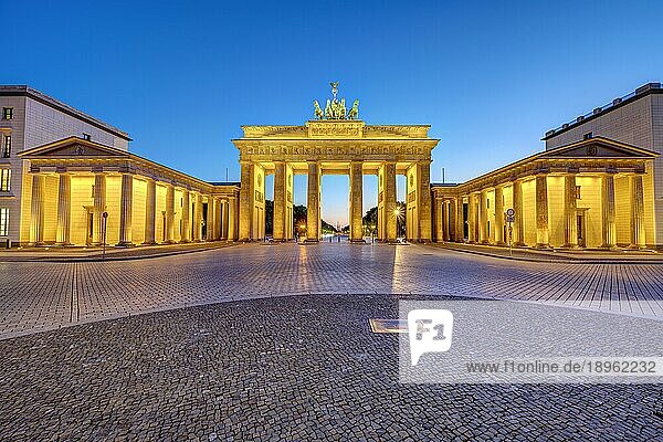 Das beleuchtete Brandenburger Tor in Berlin nach Sonnenuntergang ohne Menschen