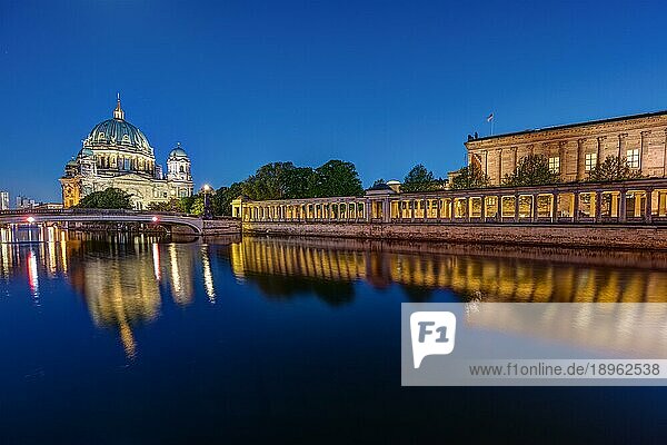 Der Berliner Dom und die Alte Nationalgalerie auf der Museumsinsel in Berlin bei Nacht