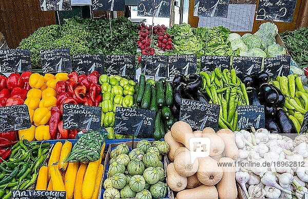 Große Auswahl an frischem Gemüse zum Verkauf auf einem Markt