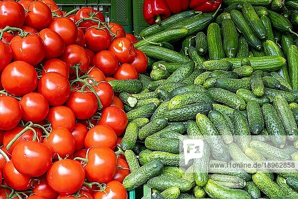 Essiggurken und Tomaten zum Verkauf auf einem Markt