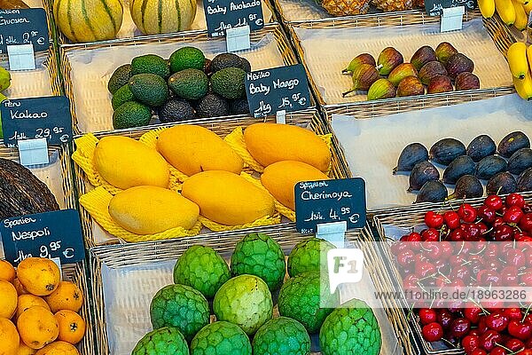 Exotische Früchte zum Verkauf auf einem Markt in München