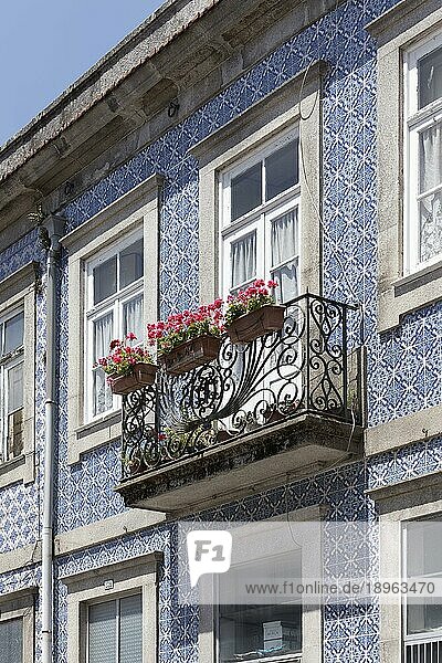Hausfassade mit Azulejos gekachelt  Wandfliesen und Eisenbalkone  Porto  Partugal