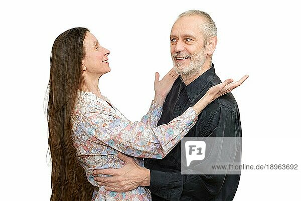 Älterer Mann und Frau mit langen Haaren  die einander mit Liebe ansehen  Augen in Augen  für S. Valentinstag oder Jahrestag. vor weißem Hintergrund