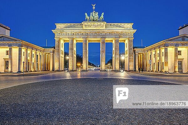 Das beleuchtete Brandenburger Tor in Berlin im Morgengrauen ohne Menschen