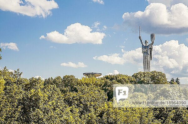 Die riesige Mutterland Statue über dem Wald in Kiew  der Hauptstadt der Ukraine