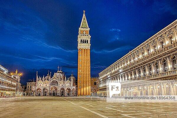 Die berühmte Piazza San Marco in Venedig mit dem Glockenturm und der Kathedrale bei Nacht