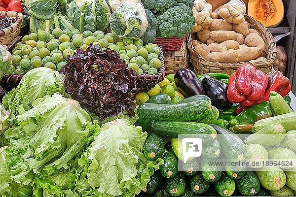 Frischer Salat und Gemüse zum Verkauf auf einem Markt