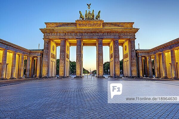 Das beleuchtete Brandenburger Tor in Berlin in der Dämmerung  ohne Menschen