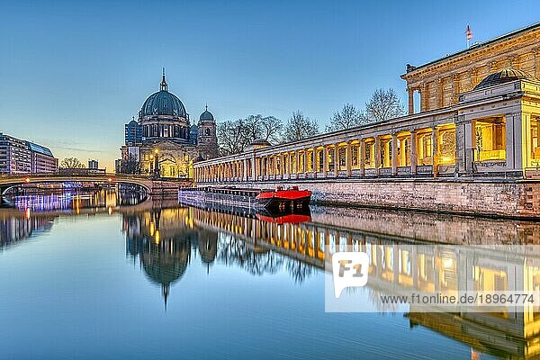 Der Berliner Dom auf der Museumsinsel und die Spree vor Sonnenaufgang