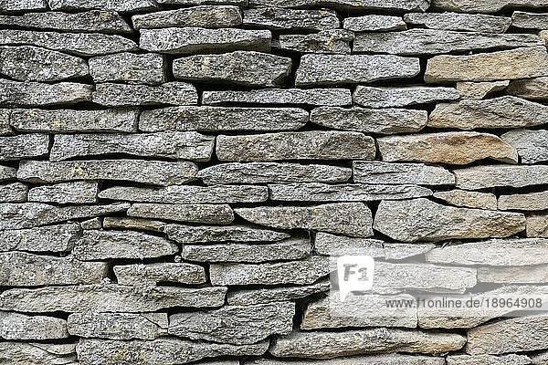 Steinplatten zur Mauer aufgeschichtet  Cotswolds  Gloucestershire  England  Großbritannien  Europa