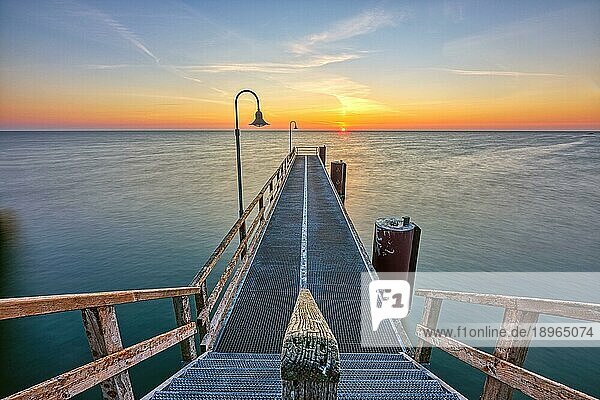 Sonnenaufgang an einer Seebrücke an der deutschen Ostseeküste