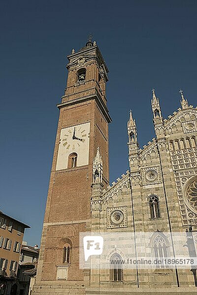 Dom mit Glockenturm an einem sonnigen Tag in Monza  Lombardei in Italien