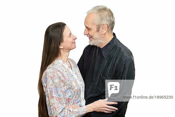 Älterer Mann und Frau mit langen Haaren  die einander mit Liebe ansehen  Augen in Augen  für S. Valentinstag oder Jahrestag. vor weißem Hintergrund
