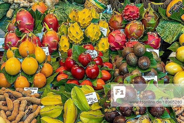 Exotische tropische Früchte zum Verkauf auf einem Markt in Barcelona