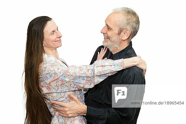 Erwachsener Mann und Frau mit langen Haaren schauen sich mit Liebe an  Augen in Augen  für S. Valentinstag oder Jahrestag. vor weißem Hintergrund