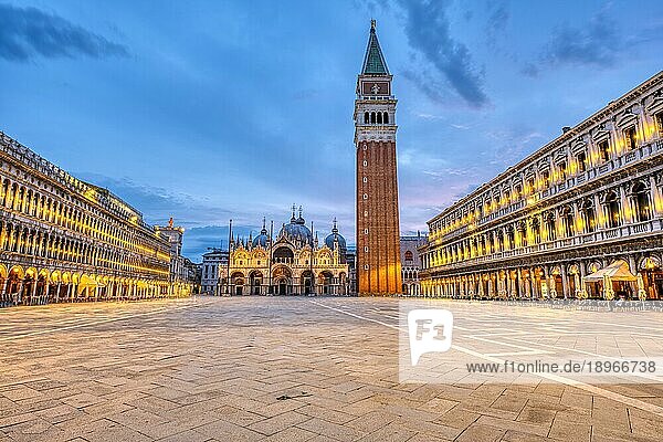 Ein leerer Markusplatz in Venedig mit dem Glockenturm und der Kathedrale in der Dämmerung