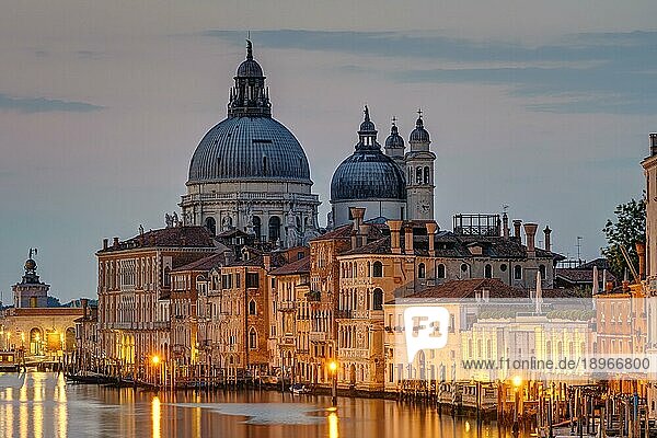 Die Basilica Di Santa Maria Della Salute und der Canale Grande in Venedig vor Sonnenaufgang