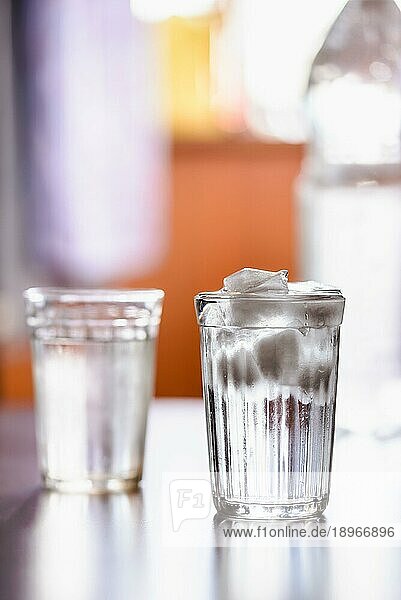 Gläser mit frischem Wasser und Eis auf einem Tisch
