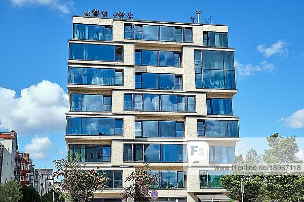 Luxuriöses Wohnhaus mit viel Glas gesehen in Berlin  Deutschland  Europa