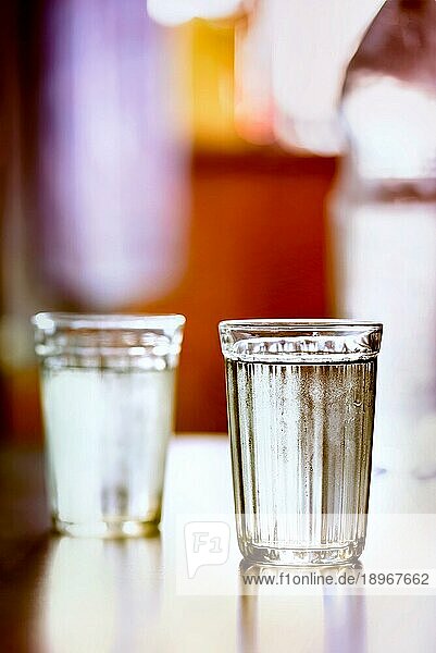 Gläser mit frischem Wasser mit Kondenswasser auf einem Tisch