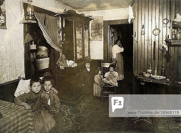 Überfülltes italienisches Haus  Einwanderer Großfamilie  Rhode Island  1912  Amerika  Foto von Lewis Wickes Hine  1874-1940  Historisch  digital restaurierte Reproduktion von einer Vorlage aus der damaligen Zeit
