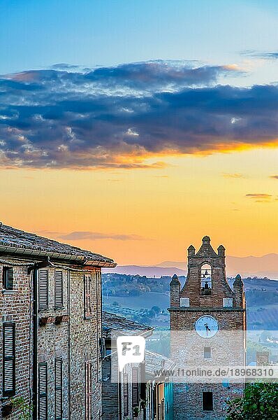 Blick auf den Sonnenuntergang über dem Glockenturm von Gradara in Italien