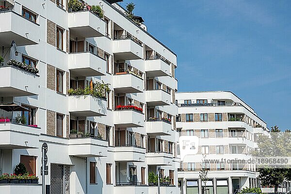 Moderne Mehrfamilienhäuser gesehen in Berlin  Deutschland  Europa