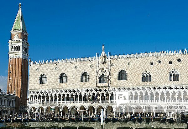 Dogenpalast mit Glockenturm und Gondel auf dem Markusplatz an einem sonnigen Tag in Venedig  Venetien in Italien
